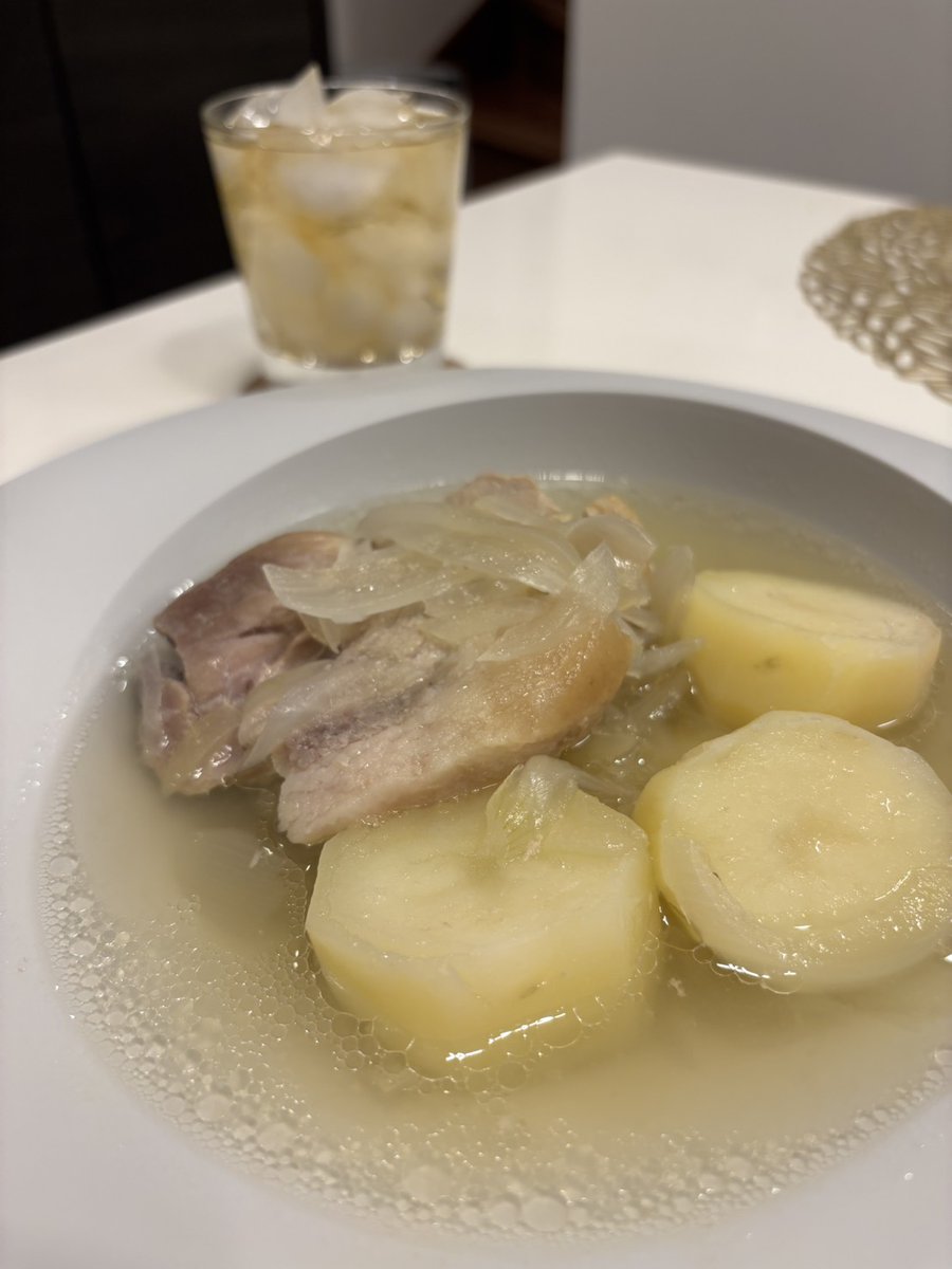 365日お酢料理　純りんご酢で
<a href="/inadashunsuke/">イナダシュンスケ</a> さんのミニマル料理の「ザ・シチュー」。
いつもは肉に酢を揉み込むけど、今回は煮込み中に投入。シンプルな素材をまとめ上げてくれました。