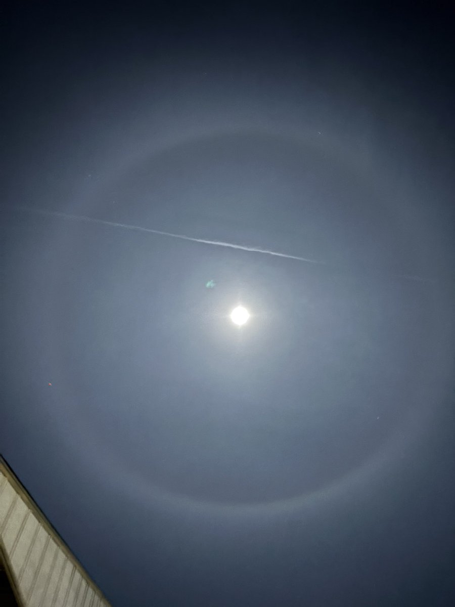 LilMuz69's tweet photo. the moon ring the other night https://t.co/K8Qb2UKGK3