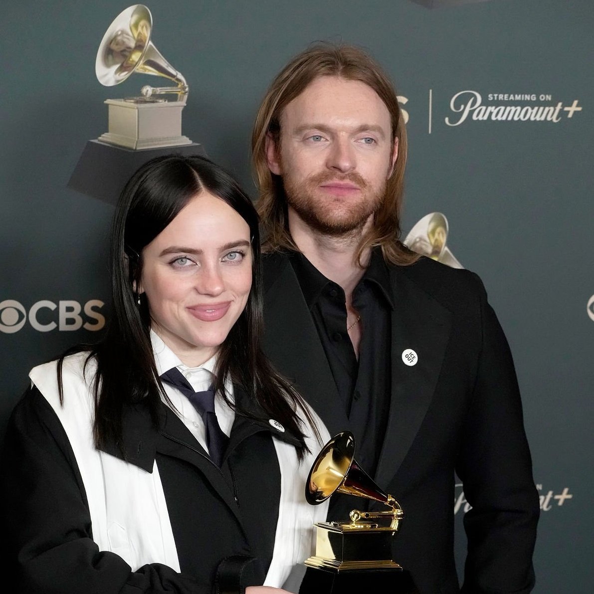 InfoBillieBR's tweet photo. Finneas defendendo Billie Eilish dos ataques recentes: 

"Estou vendo muitos velhos brancos da elite indignados com o que a minha irmã de 24 anos disse durante o discurso de aceitação do prêmio no #GRAMMYs. Literalmente todos nós podemos ver os seus nomes nos arquivos Epstein." https://t.co/ZgspFn2Bqp