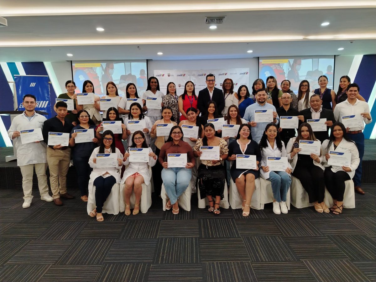 Salud_Guayas's tweet photo. El director del #Distrito09D01, @DrMauricioGonz2, entregó certificados por la culminación con éxito del Año Rural 🏅.
Se reconoció la vocación y el compromiso del trabajo realizado en zonas de difícil acceso, transformando vidas y fortaleciendo comunidades.

#ElNuevoEcuador https://t.co/XDjFdHC3C6