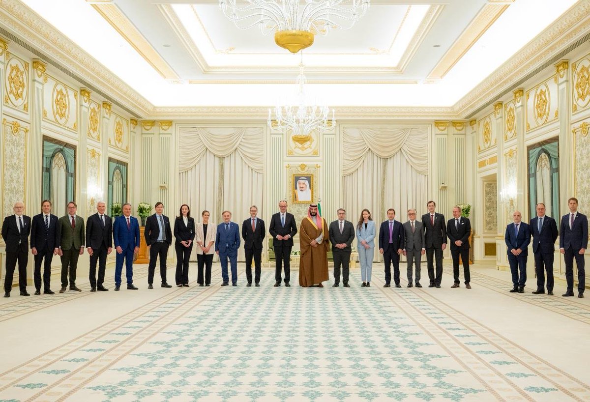 صورة تذكارية تجمع سمو #ولي_العهد والمستشار الاتحادي لجمهورية ألمانيا الاتحادية مع وفدٍ من رجال الأعمال المصاحب لزيارة المستشار الألماني للمملكة.
#المستشار_الألماني_في_الرياض
#واس