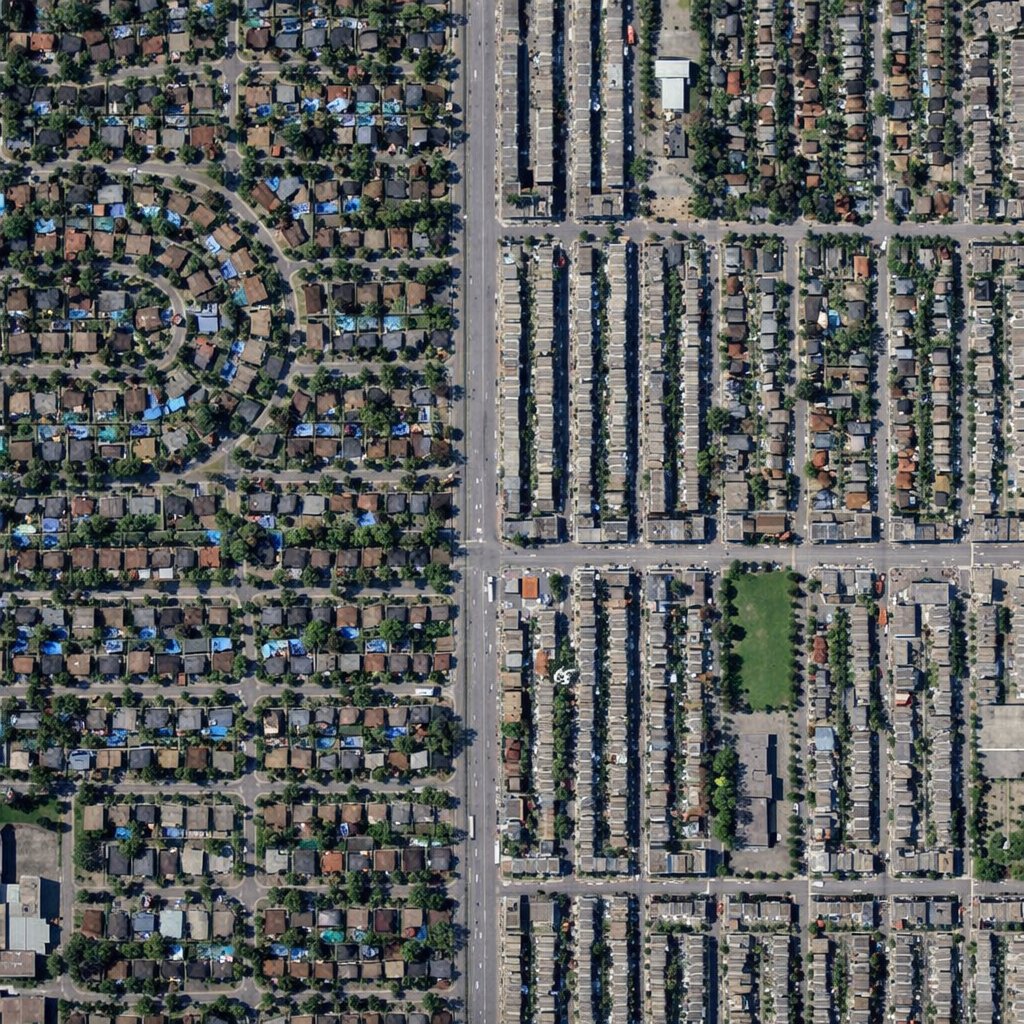 À gauche, Ville Mont-Royal : manoirs cossus, voitures de luxe, piscines privées dans les jardins.

À droite, Parc-Extension : sixplex vieillissants, immeubles qui ont besoin d’amour, piscine publique au parc Jarry…

C’est l’une des fractures urbaines les plus marquées du Québec.