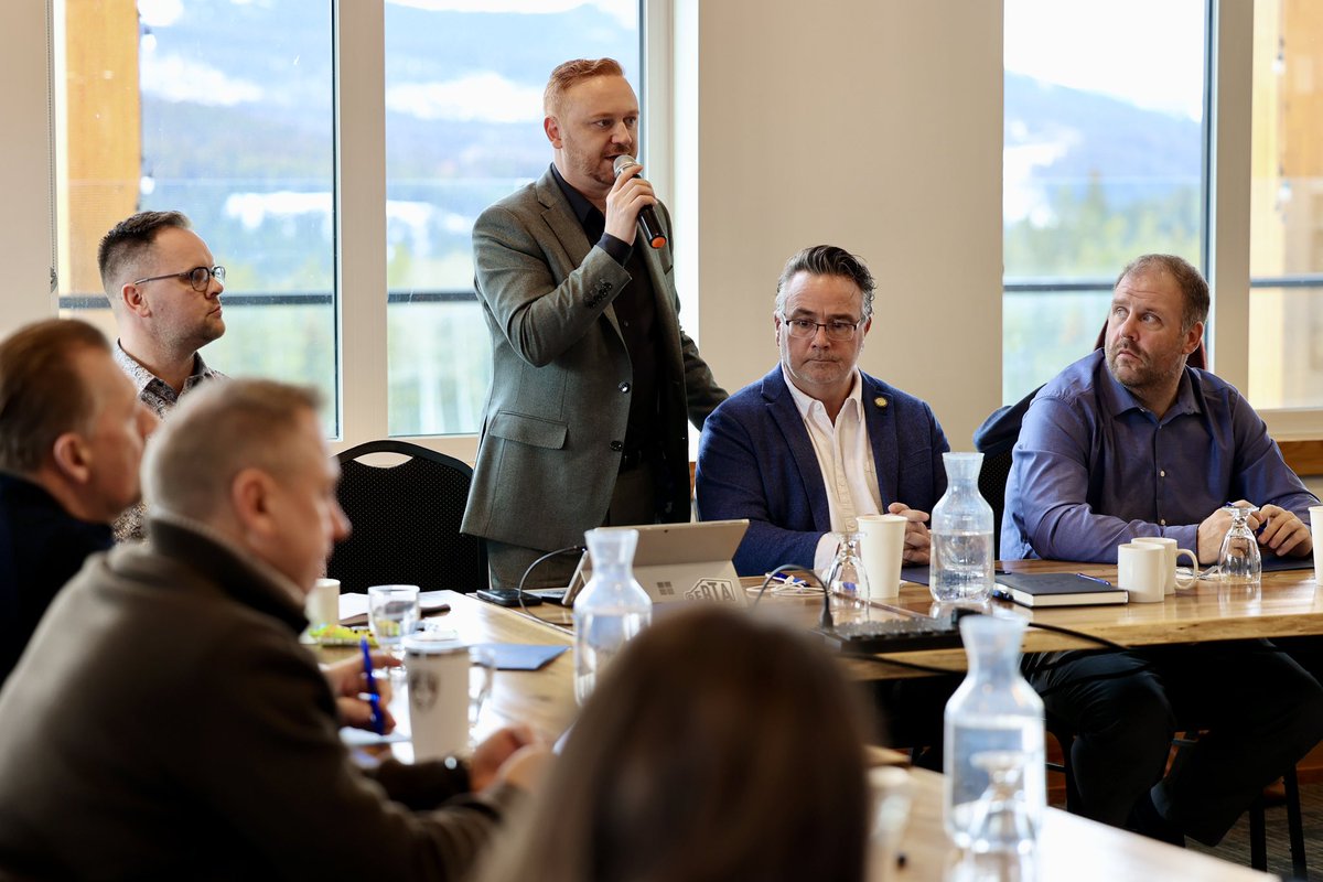 ABDanielleSmith's tweet photo. I am so grateful for this team. Every week I watch our caucus fight for Albertans, stand up for our values, and put this province first.
We are conservatives for a reason. We debate hard around the table because we care deeply, but at the end of the day we stand together to give Albertans a clear, strong choice for a free and prosperous Alberta.