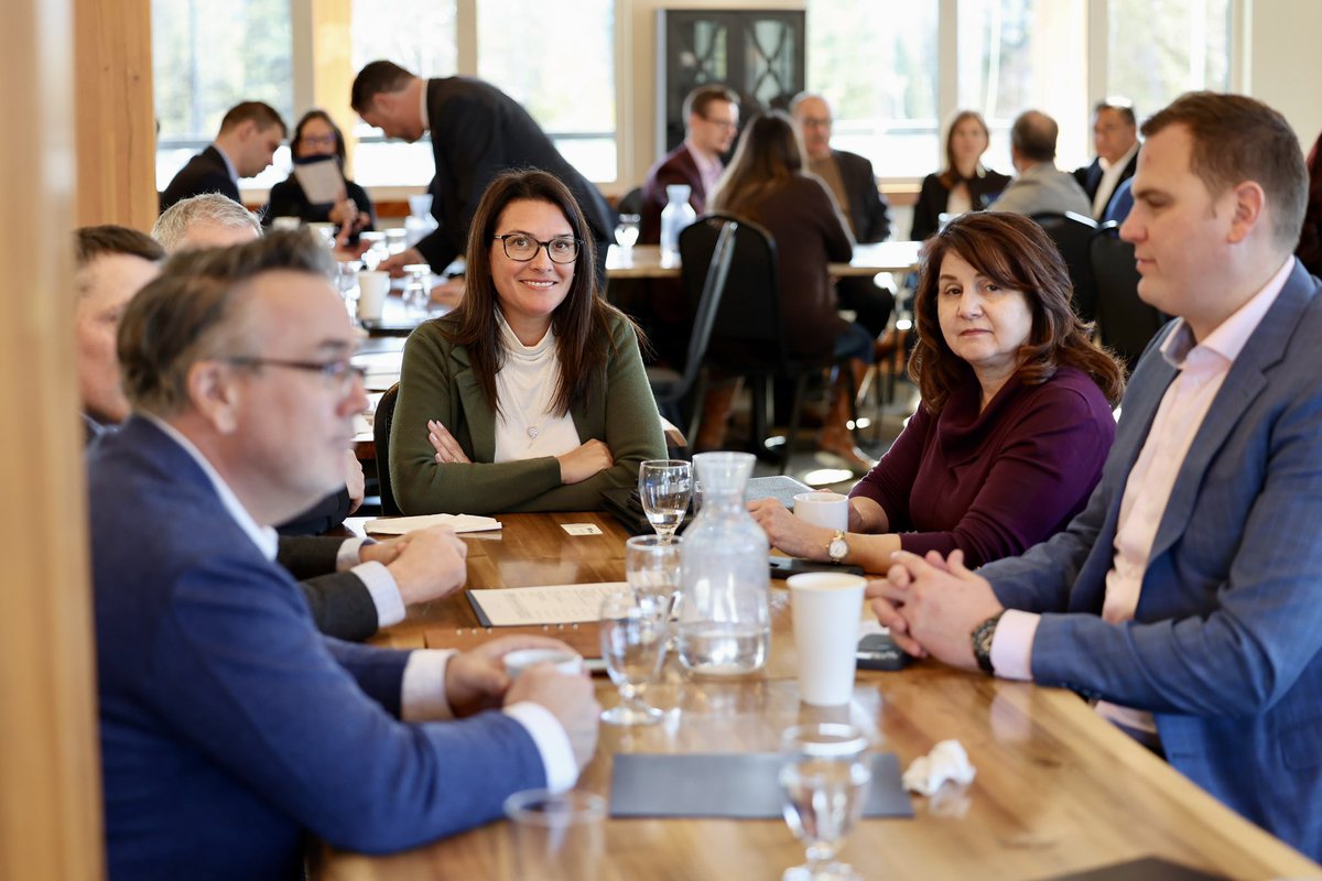 ABDanielleSmith's tweet photo. I am so grateful for this team. Every week I watch our caucus fight for Albertans, stand up for our values, and put this province first.
We are conservatives for a reason. We debate hard around the table because we care deeply, but at the end of the day we stand together to give Albertans a clear, strong choice for a free and prosperous Alberta.