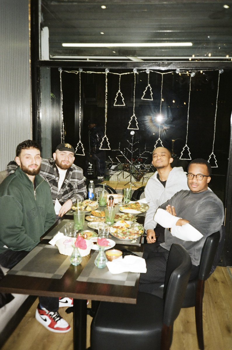 yushajd's tweet image. good friends