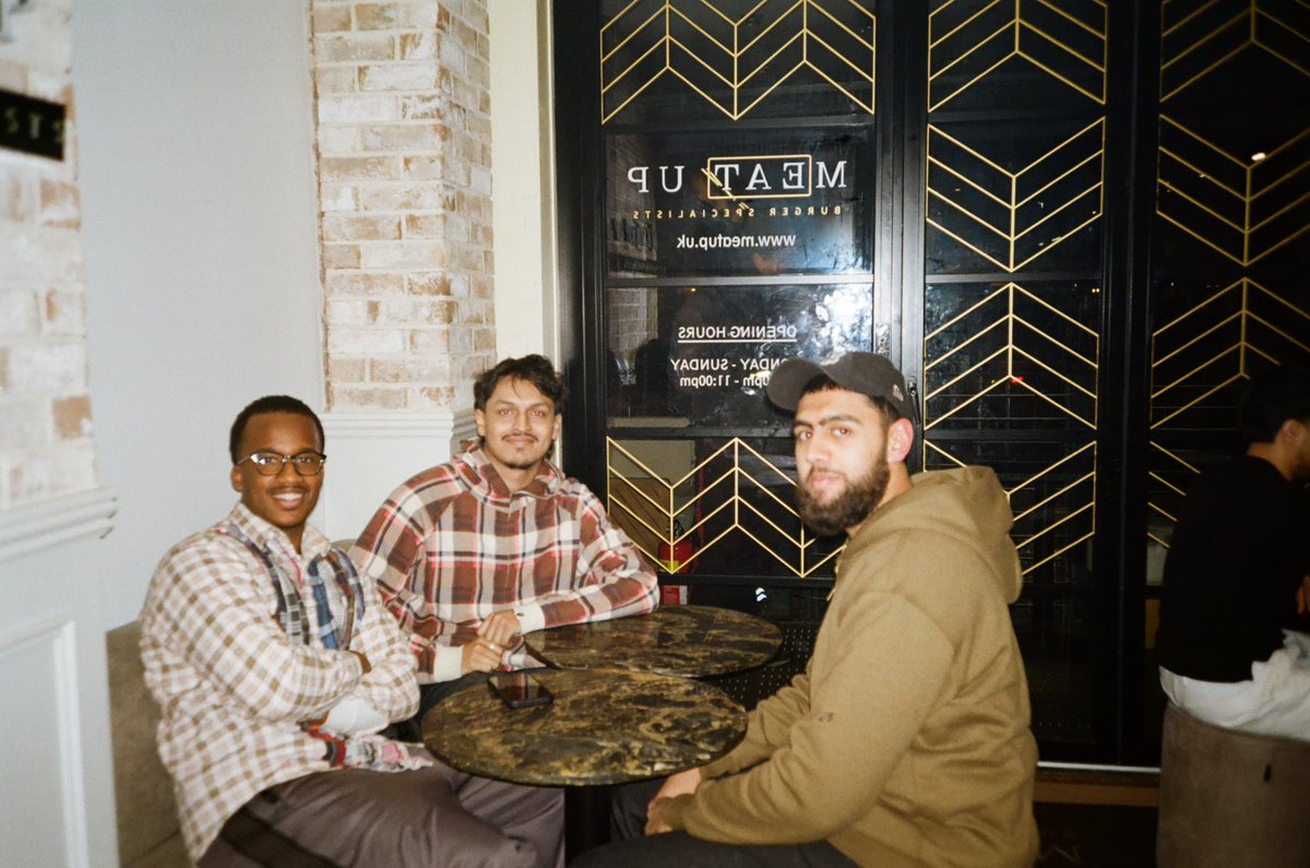 yushajd's tweet image. good friends