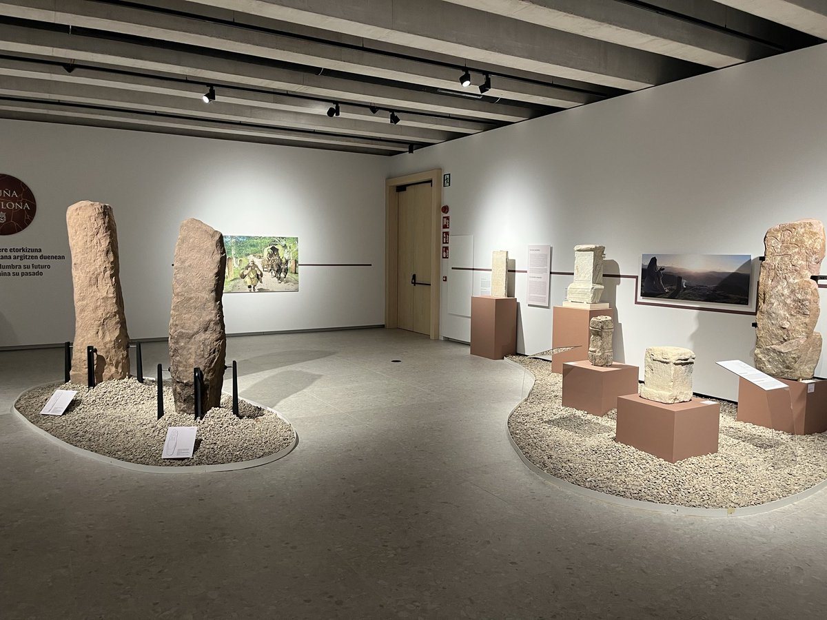 “Irulegitik Pompelora. Hiri baten sustraiak”
Merezi du <a href="/Iruna_udala/">Iruñeko Udala</a>-k eta <a href="/aranzadi/">Aranzadi</a>-k Civivox Pompelon antolatutako erakusketa ikustea. Baskoien inguruko informazia, Irulegiko eskua aurkitu zen etxearen eta hainbat hilarriren erreplikak, armak, bitxiak, lanabesak…  Bisitatu!