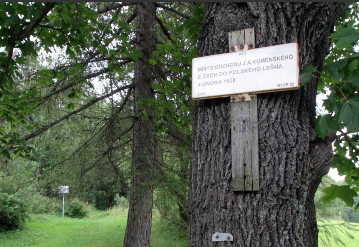 4. února 1628, J. A. Komenský s rodinou a skupinou bratří překročil českou hranici v Žacléři a odešel do exilu v polském městě Lešno, centru jednoty bratrské. Během prvního pobytu v Lešně se stal učitelem na místním gymnáziu a členem vedení užší rady jednoty. Zde také navázal