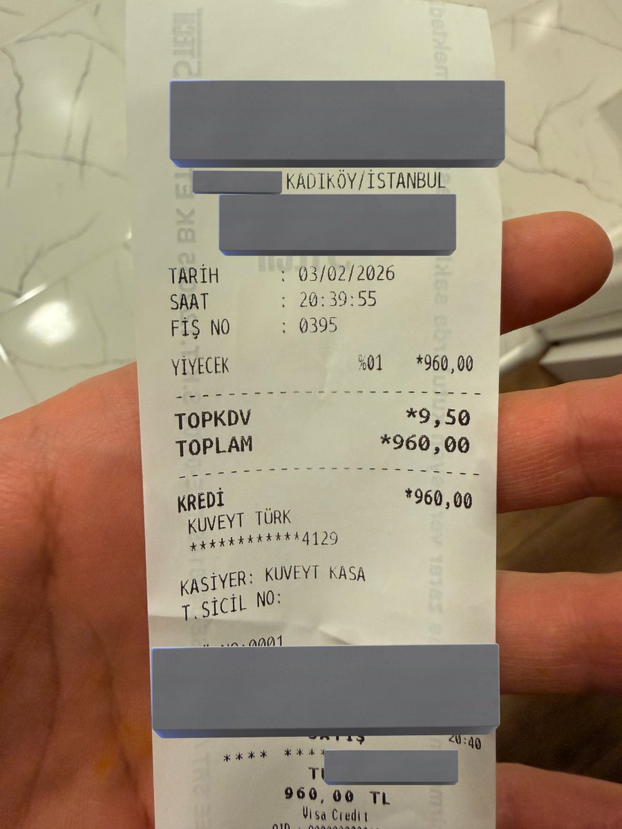 Her zaman tatlı aldığım bir mekan var. 

Yemek satılıyor, Tatlı Satılıyor. Geçen fişe baktım KDV %1 görünüyor. Yüklü miktarda yemek almışız Unlu Mamül mü Ekmek mi ne kesmişler fişde gözlerime inanamadım!

Bu sefer tatlı almaya gittim. 

Özellikle adama, “Tatlı” ya da “Yiyecek”