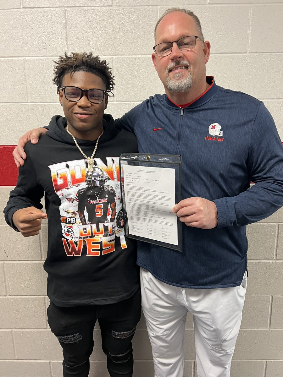 HokaHeyFootball's tweet photo. Childhood dreams become reality through grit, dedication, & relentless hard work. These Mavericks have officially committed to taking their game to the next level! This is easily the best day of the year. PROUD is an understatement! 
@EricMosley_27 committed to @UTPBFootball @CoachKirkMartin
@ManvelHS
@AlvinISDAth
 @ManvelHSabc 
#recruitmanvel #family