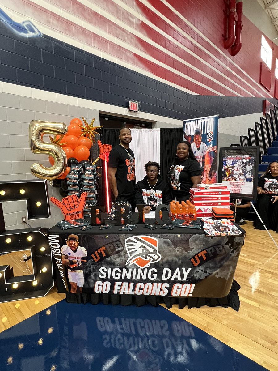 HokaHeyFootball's tweet photo. Childhood dreams become reality through grit, dedication, & relentless hard work. These Mavericks have officially committed to taking their game to the next level! This is easily the best day of the year. PROUD is an understatement! 
@EricMosley_27 committed to @UTPBFootball @CoachKirkMartin
@ManvelHS
@AlvinISDAth
 @ManvelHSabc 
#recruitmanvel #family