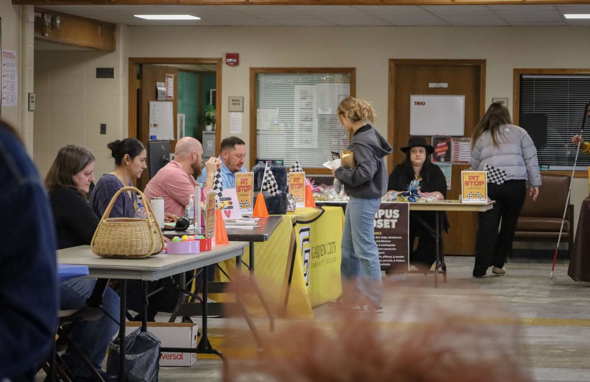 GCCCBroncbuster's tweet photo. EmpowerU Resource Rally ✔️🎉 Shoutout to all the #Busters who joined us today at the Thomas Saffell Library! 🏁 We loved seeing you connect with campus resources designed to support your success at GCCC. 🛠️🎒 https://t.co/6P2iZXRW2x