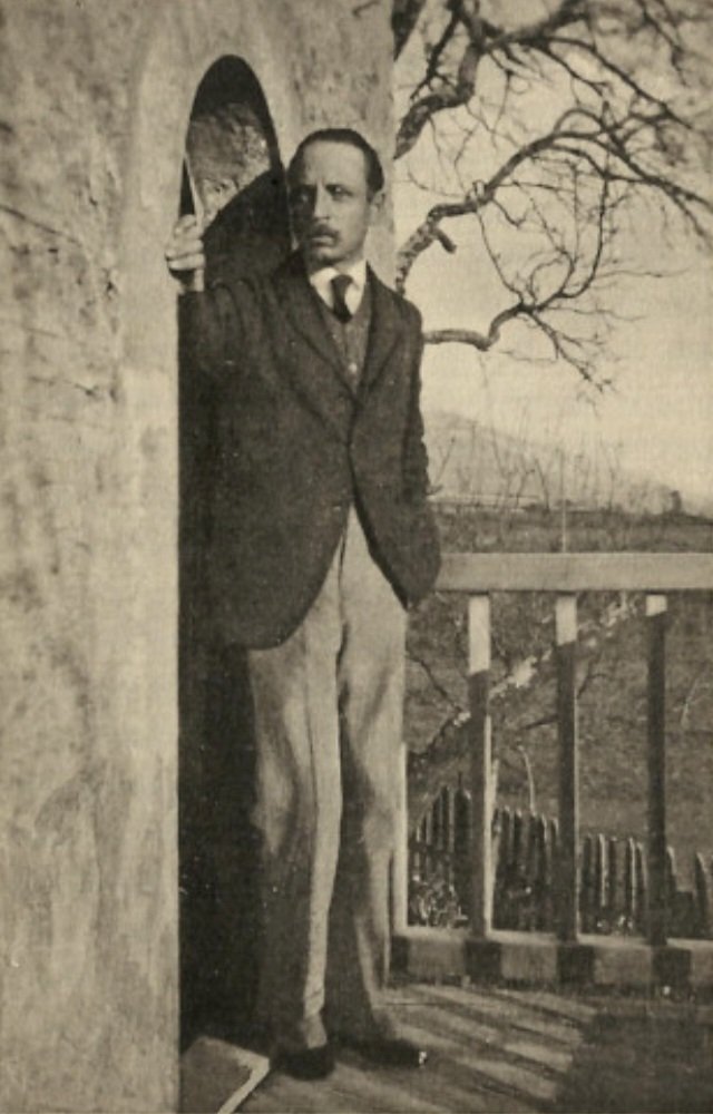 Nirgends, Geliebte, wird Welt sein, als innen. Unser/Leben geht hin mit 
Verwandlung. Und immer geringer/schwindet das Außen. Wo einmal ein dauerndes Haus war,/schlägt sich erdachtes Gebild vor, quer, zu Erdenklichen/ völlig gehörig, als ständ es noch ganz im Gehirne./
Weite