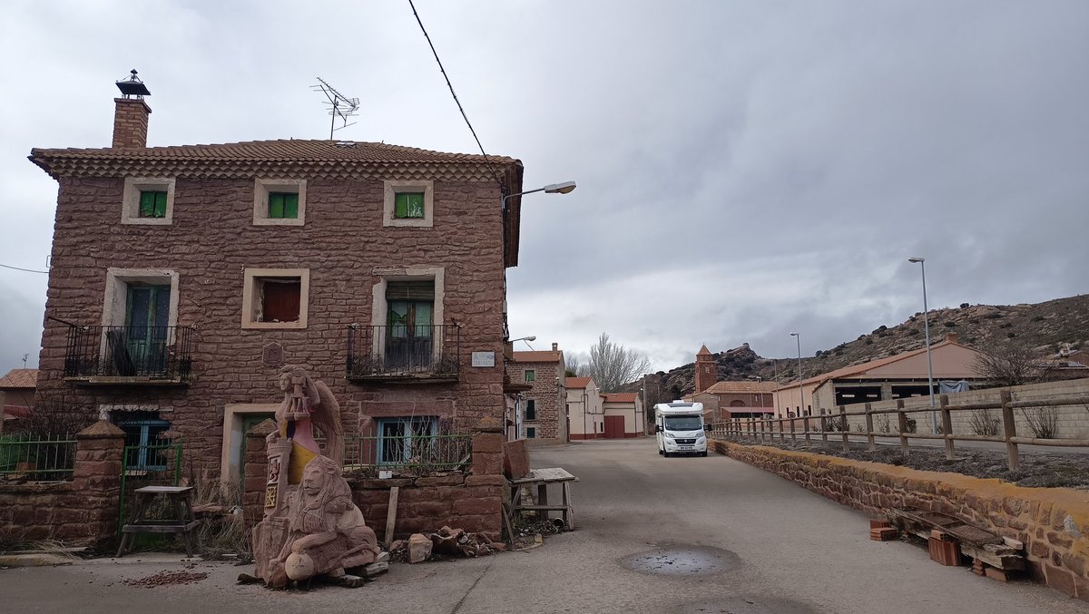 mymyl_com's tweet photo. Ce soir je suis venu me mettre à l'abri du vent dans le tout petit village de #Rodenas
https://t.co/XopCi1bhUI https://t.co/d34s2JXeqi