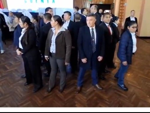 Las moscas rodeando la mierda.