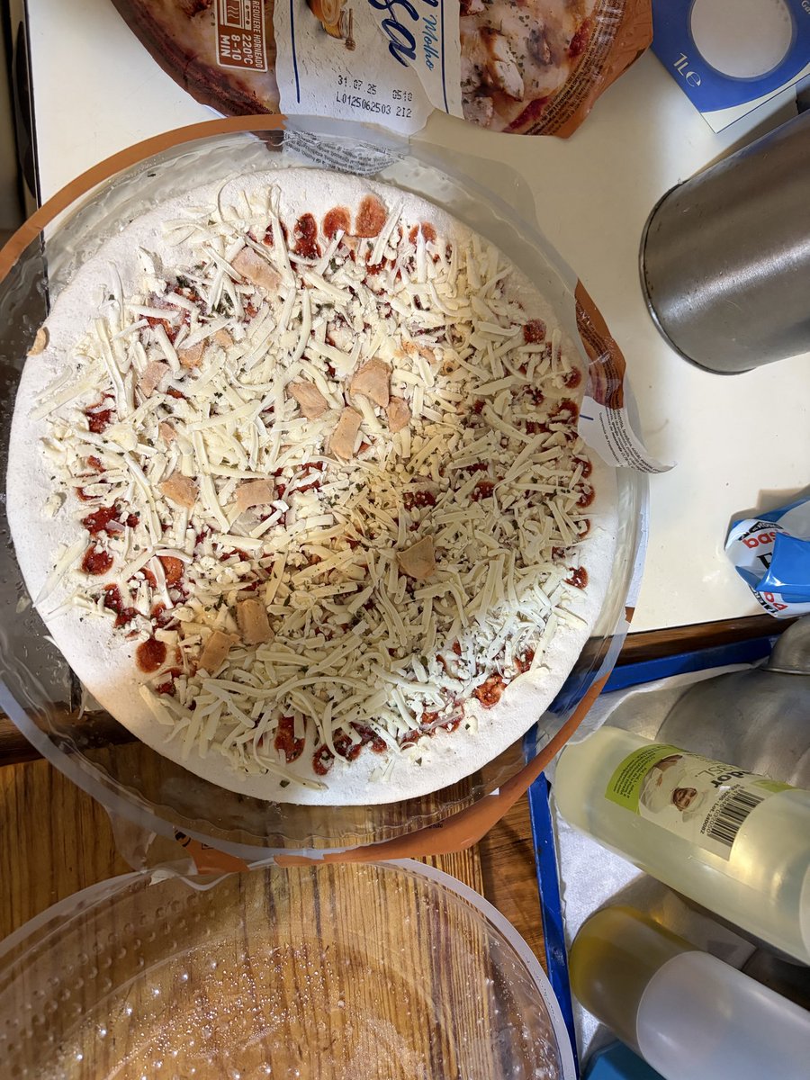 nere_cd's tweet photo. Hola @Campofrio_es ¿no os da vergüenza vender la pizza de pollo asado que vendéis?No es la primera vez que me pasa pero esta vez he tenido la precaución de mostraros pruebas porque es una auténtica vergüenza pagar más de 2€ por esto.
No voy a comprar
 más vuestra marca de nada https://t.co/iCXpgOrYOK