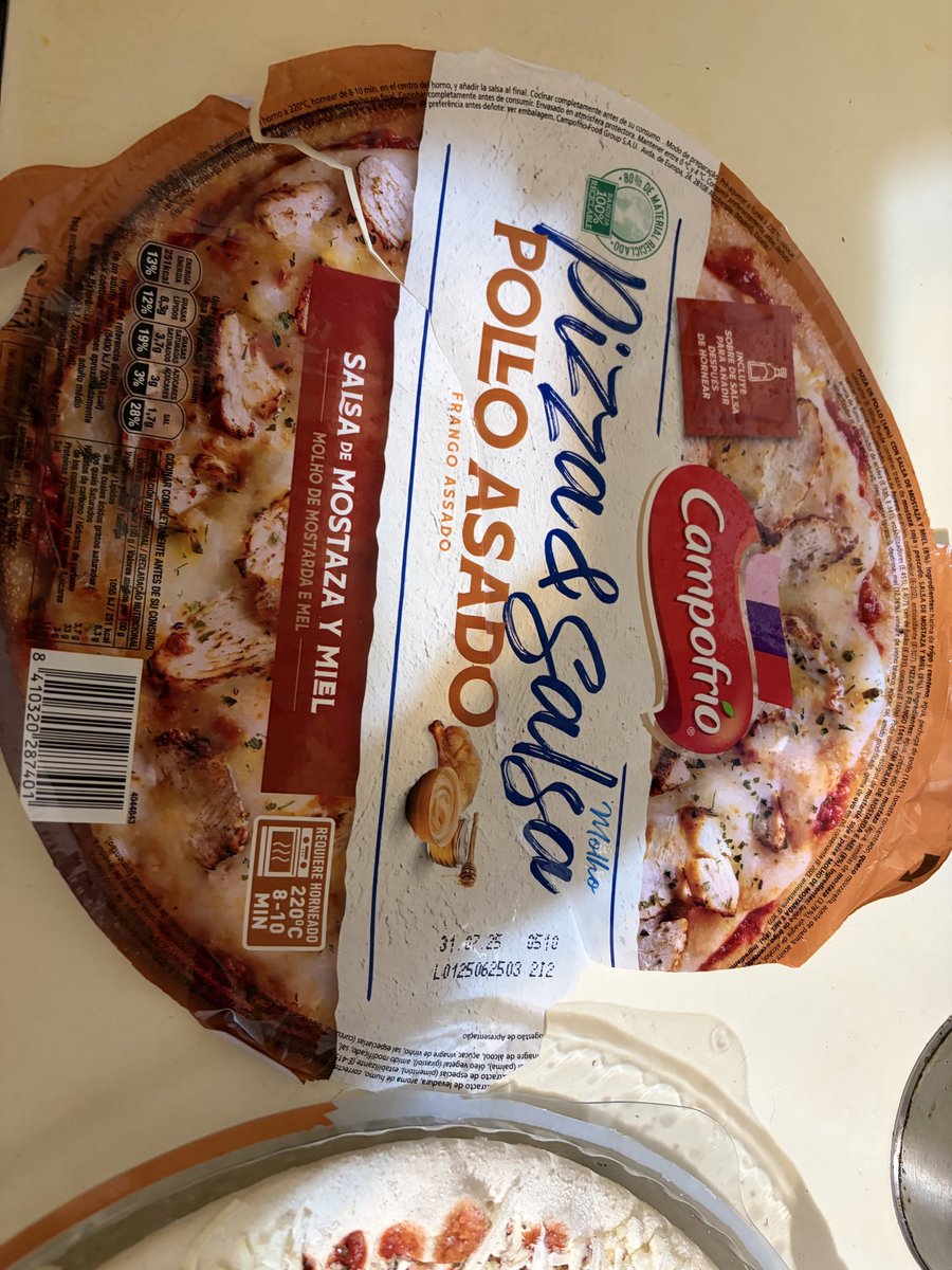 nere_cd's tweet photo. Hola @Campofrio_es ¿no os da vergüenza vender la pizza de pollo asado que vendéis?No es la primera vez que me pasa pero esta vez he tenido la precaución de mostraros pruebas porque es una auténtica vergüenza pagar más de 2€ por esto.
No voy a comprar
 más vuestra marca de nada https://t.co/iCXpgOrYOK