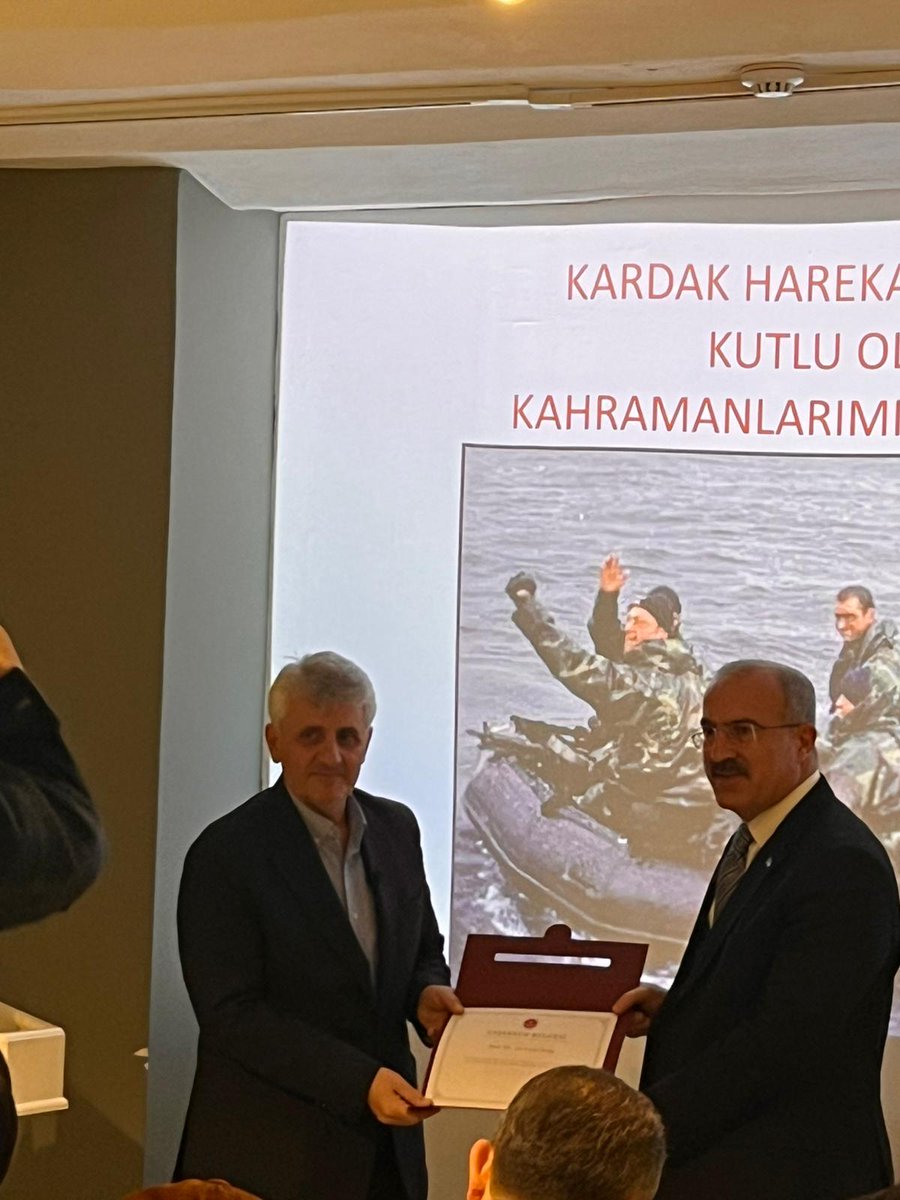 Tarihi muktesebatı olan idarecilerimizin bambaşka vizyona sahip olduklarını söylemeye gerek yok sanırım. Çanakkale Valisi Sayın Doç.Dr. Ömer TORAMAN Beyin bilimsel eserlerine zaten çokca atıf yapıyorduk.
Kendisi ile tanışınca İlmiye-Mülkiye ahengini bizzat gördük.
<a href="/omertoraman25/">Ömer Toraman, Doç. Dr.</a>