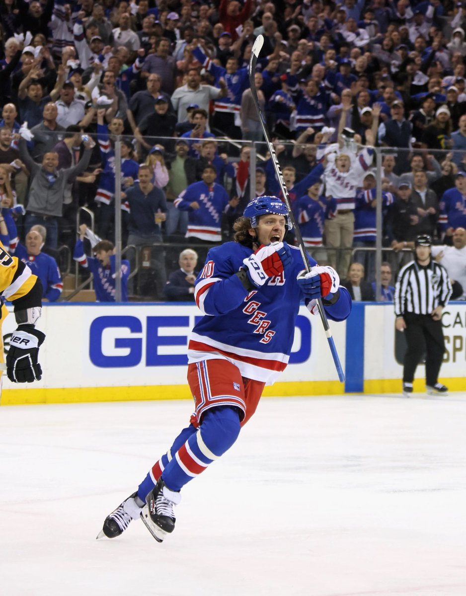 WeBleedBlueNYC's tweet photo. One of the best free agent signings in franchise history. Thanks for the memories Bread. #NYR https://t.co/ZMHGvDOHvx