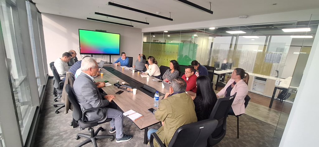 CundiAgro's tweet photo. Junto a @ICACOLOMBIA, avanzamos en una cooperación interinstitucional para fortalecer el sector productivo de Cundinamarca, promoviendo las Buenas Prácticas Agrícolas y Ganaderas, el bienestar animal, la sostenibilidad y la certificación de predios con fines de exportación. https://t.co/iVDx22eVwB