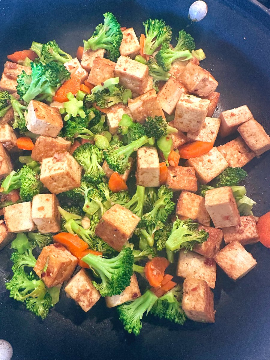 free_style_chef's tweet image. A simple, scrumptious, vegan meal here. 

A stir fry with pan fried tofu, broccoli, &amp;amp; carrots in a soy garlic ginger vinegar spicy sauce. We enjoyed it with steamed rice. 

#twittersupperclub #stirfry #easypeasy