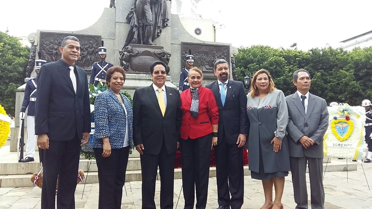 Hola:

Foto del recuerdo de mi querido Panamá.  Linda gente amable y respetuosamente.