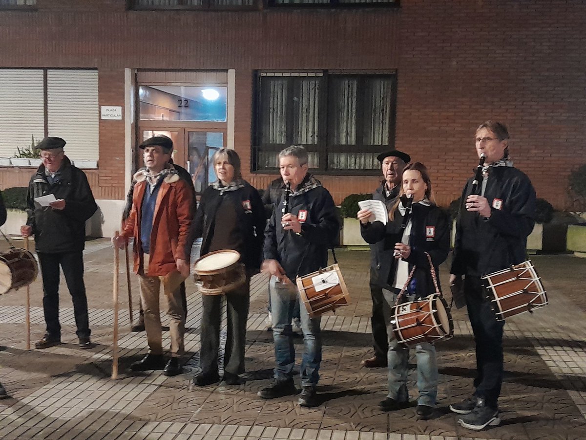 UrtziOstolozaga's tweet photo. Agate Deunaren bezpera
🎶Aharrausi egin du basoak
zuhaitzak zabaldu besoak
kantuan hasi dira
birigarroak eta zozoak 🎶
Berpiztuko da euskara #Deustu |n
#Berbaizu https://t.co/W0RfvNqnYa