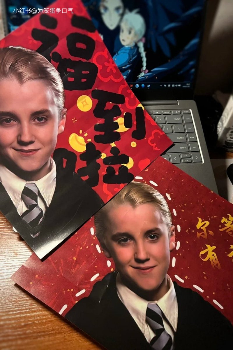 Draco Malfoy se ha convertido en la mascota del Año Nuevo Lunar chino

La traducción al chino de su apellido significa caballo y fortuna y este año es el año lunar chino del Caballo.

Su rostro está plasmado en decoraciones festivas de color rojo y en productos que incluso se