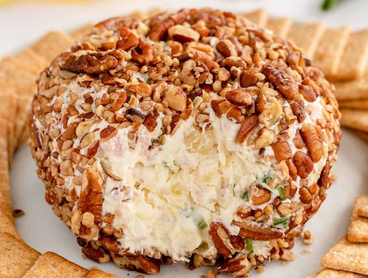 kyleecooks's tweet image. Easy and fast to mix up, and place in the fridge for later. A great make ahead appetizer, this Ham &amp;amp; Pineapple Cheese Ball is sure to please the majority of guests!  kyleecooks.com/ham-pineapple-… #cheeseball #appetizers #kyleecooks
