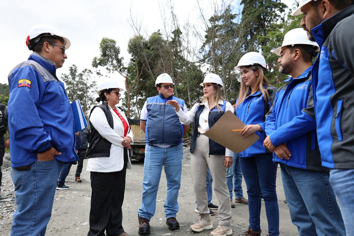 CELEC_EP_GENSUR's tweet photo. 📌Loja
El Gerente (E) de la CELEC EP GENSUR, Miguel Andrade; y Alexandra Jara, Gobernadora de @GoberLoja, verificaron el avance de obras estratégicas ejecutadas por la @CELECEPOficial y el @MunicipioDeLoja, que fortalecen la gestión hídrica y el desarrollo comunitario. 💧 🏗️ 🤝 https://t.co/yEMo6DpNi1