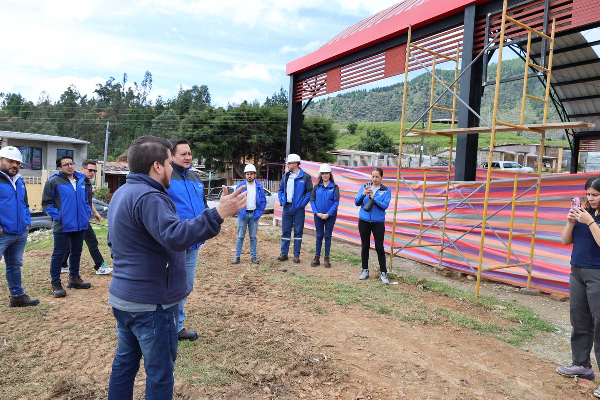 CELEC_EP_GENSUR's tweet photo. 📌Loja
El Gerente (E) de la CELEC EP GENSUR, Miguel Andrade; y Alexandra Jara, Gobernadora de @GoberLoja, verificaron el avance de obras estratégicas ejecutadas por la @CELECEPOficial y el @MunicipioDeLoja, que fortalecen la gestión hídrica y el desarrollo comunitario. 💧 🏗️ 🤝 https://t.co/yEMo6DpNi1