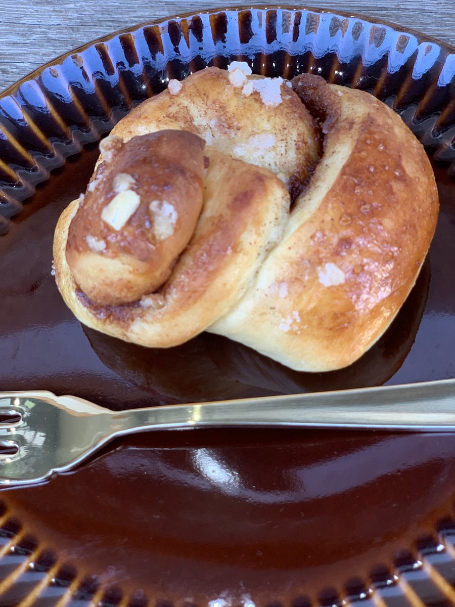 シナモンロールはテイクアウトにもおすすめです
今までスコーンのようなしっかりしたイメージで作っていましたが、更にふっくら軽やかな食感に。
以前と比べてふんわりリッチな食感の新シナモンロールぜひお試しください。

モーニングコーヒーもあわせてどうぞ
朝8時から営業中です。

百舌珈琲店