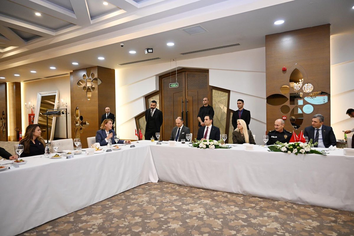 haticeoztr's tweet photo. Bu akşam, Antalya Emniyetini Güçlendirme Derneği’nin kuruluş, tanıtım ve istişare yemeğinde bir araya geldik.
Kamu huzuru ve toplum güvenliğinin teminatı olan emniyet teşkilatımızın, sivil toplum desteğiyle daha da güçlenmesini amaçlayan bu kıymetli adımın hayırlı olmasını diliyorum.

Antalya Valimiz Sayın Hulusi Şahin, İl Emniyet Müdürümüz Sayın Dr. Sabit Akın Zaimoğlu, Akdeniz Üniversitesi Rektörümüz Sayın Prof. Dr. Özlenen Özkan’ın, kıymetli kamu kurum ve kuruluşların temsilcilerinin ve Antalya'nın değerli iş insanlarının teşrifleriyle gerçekleşen bu buluşmanın, kentimizin huzuruna ve dayanışmasına katkı sağlayacağına inancım tamdır.
