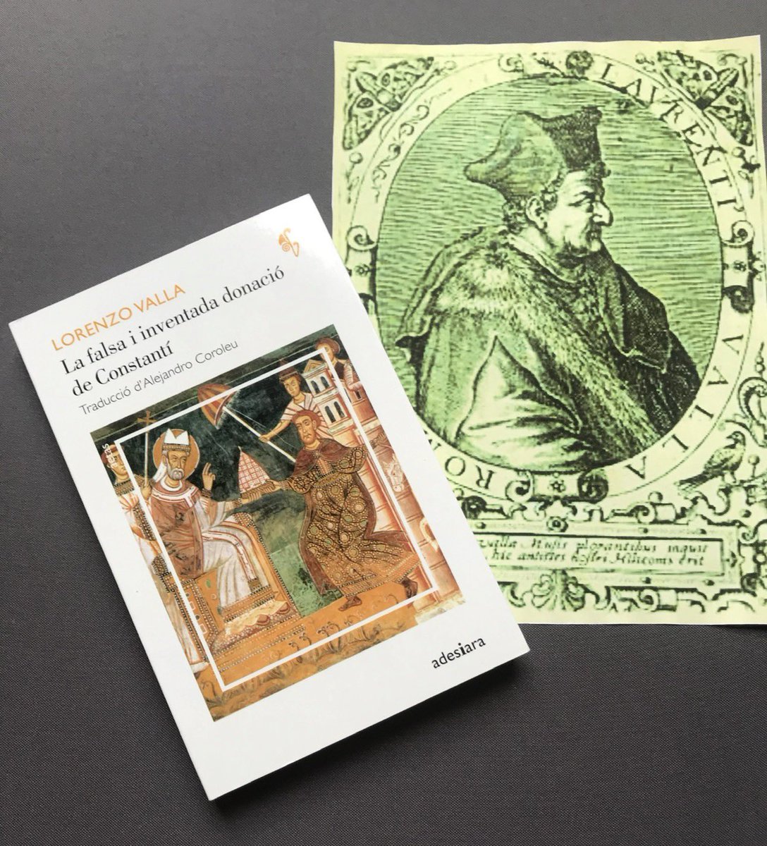 Armat només amb l’escut de la veritat i amb els dards punyents de la filologia, Lorenzo Valla va fer sortir a la llum, gràcies a aquest llibre superb, un dels enganys més sòrdids de la cúria romana: la pretesa donació de Constantí, en què basaven el poder terrenal de l’Església.