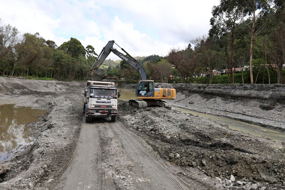 CELEC_EP_GENSUR's tweet photo. 📌Loja
El Gerente (E) de la CELEC EP GENSUR, Miguel Andrade; y Alexandra Jara, Gobernadora de @GoberLoja, verificaron el avance de obras estratégicas ejecutadas por la @CELECEPOficial y el @MunicipioDeLoja, que fortalecen la gestión hídrica y el desarrollo comunitario. 💧 🏗️ 🤝 https://t.co/yEMo6DpNi1