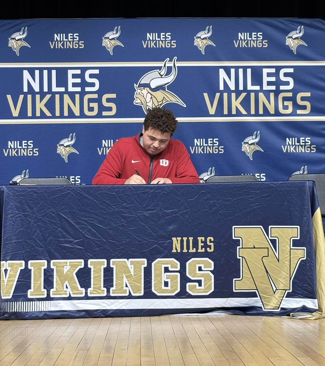 Niles Vikings tweet media