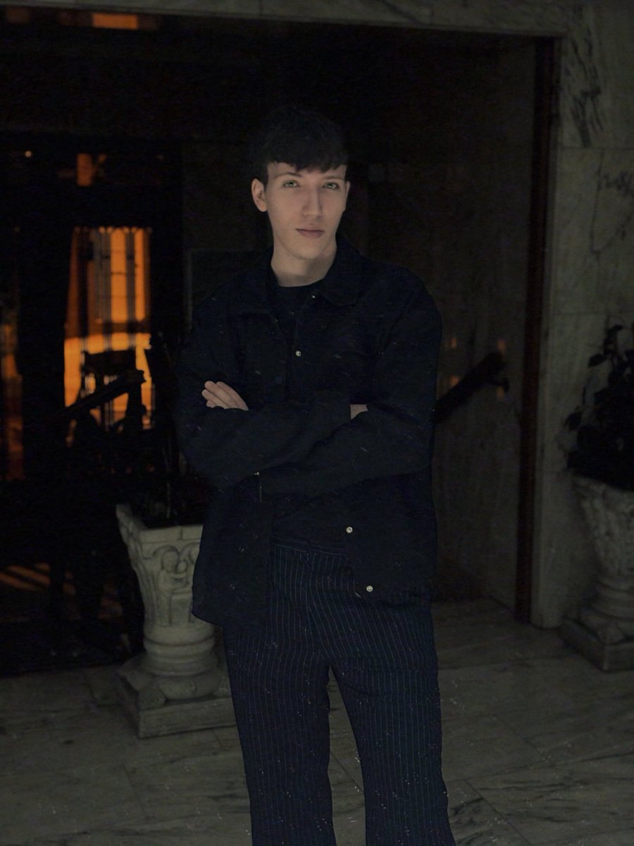 yohnbys's tweet image. I stopped dressing to fit in. I started dressing like myself.