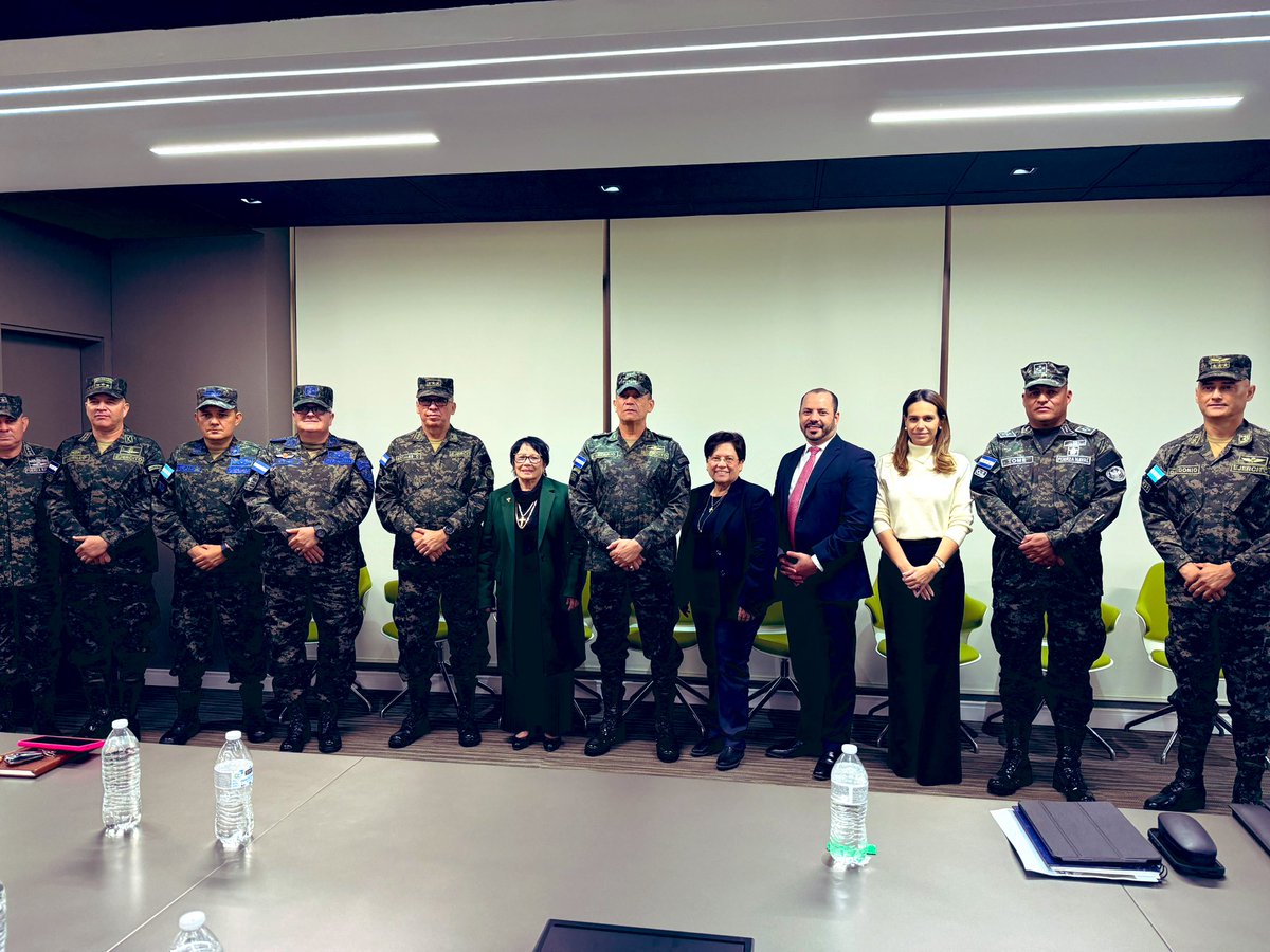 Hoy sostuvimos una importante reunión con el Jefe de las Fuerzas Armadas, el General Héctor Benjamín Valerio, miembros del Estado Mayor Conjunto y el Gerente General del Instituto de Previsión Militar, Coronel Otto Mejía.

Dialogamos sobre alianzas estratégicas entre el Colegio