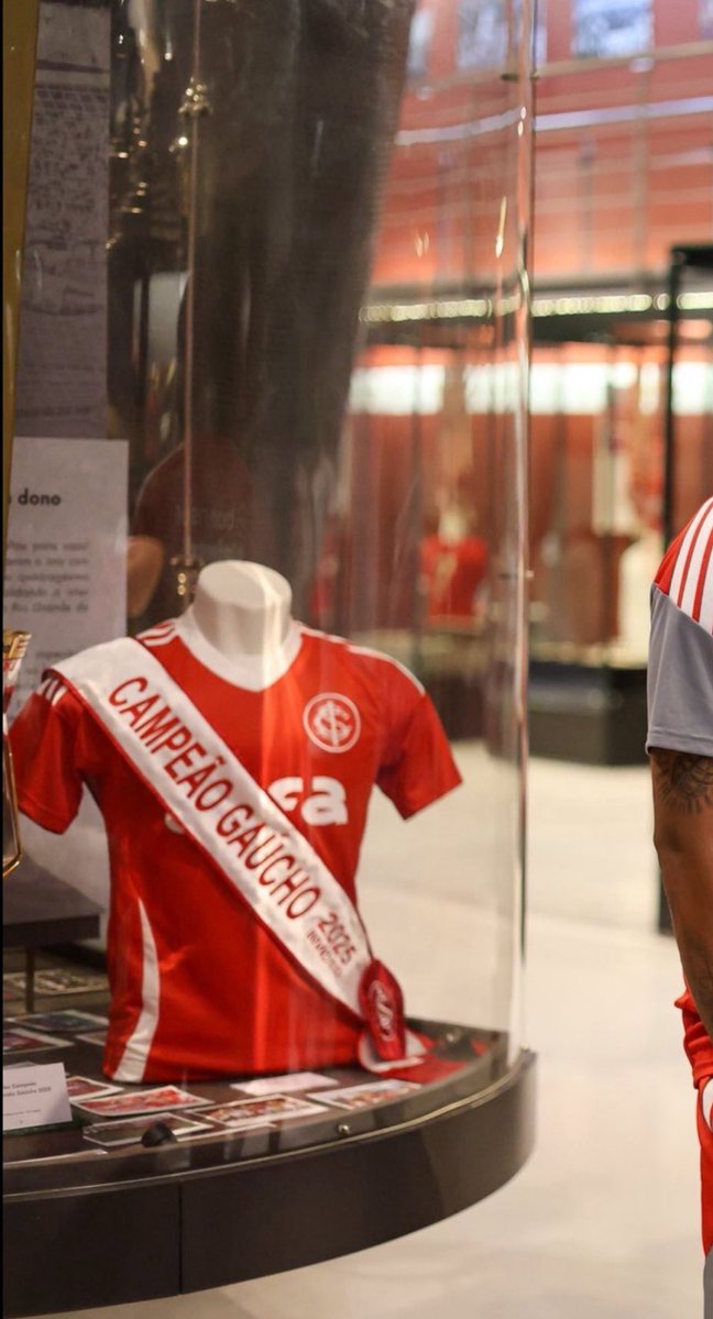 ernestoanulador's tweet image. Levei meu netinho de 13 anos pra fazer o tour da BRio hoje. Apesar de nunca ter visto um título de expressão nosso, o guri é muito colorado. Seguido ele fala “Vovô quando vai ter ruas de fumaça de novo?” Ele sempre fica na minha cacunda tremulando a bandeira vermelha no meio da…