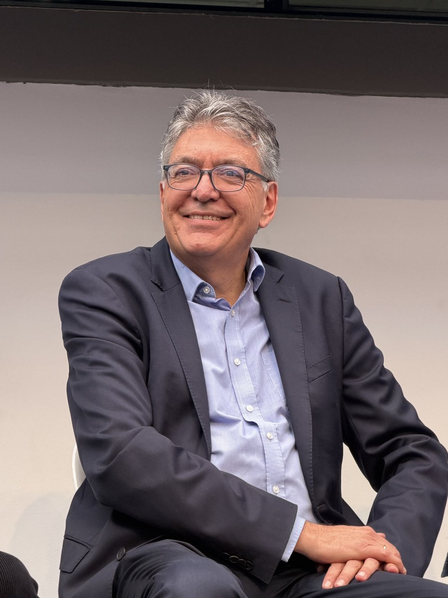MauricioCard's tweet photo. Hoy es un gran día. Inscribimos oficialmente #LaGranConsulta por Colombia. Vamos por un nuevo rumbo para el país. https://t.co/xWY5PwFdf9