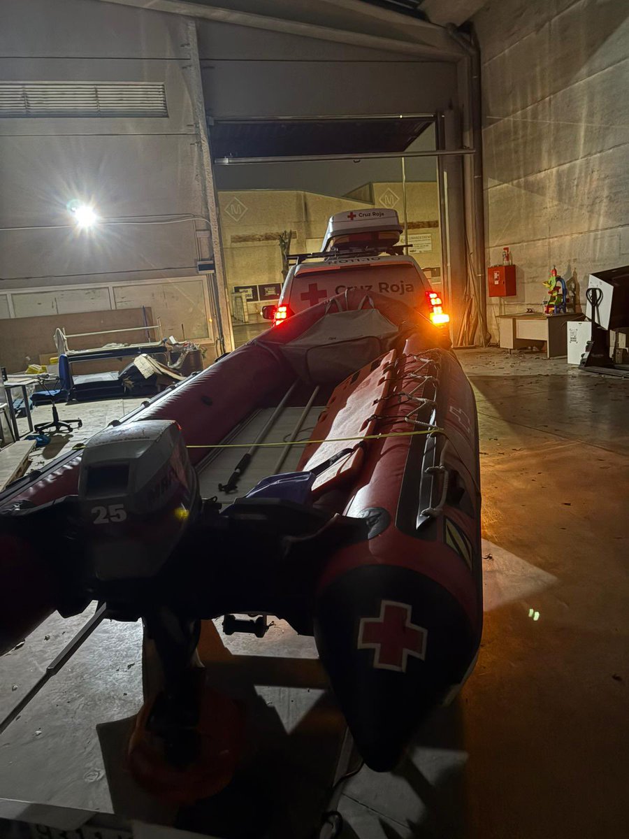 CruzRojaEX's tweet photo. Con las previsiones ante la #BorrascaLeonardo los Equipos de Búsqueda y Rescate de @CRE_Emergencias se preparan ante posibles intervenciones. Revisión, preparación y coordinación de equipos, como nuestros compañeros durante la tarde en Cáceres. https://t.co/bgUB3X1tON