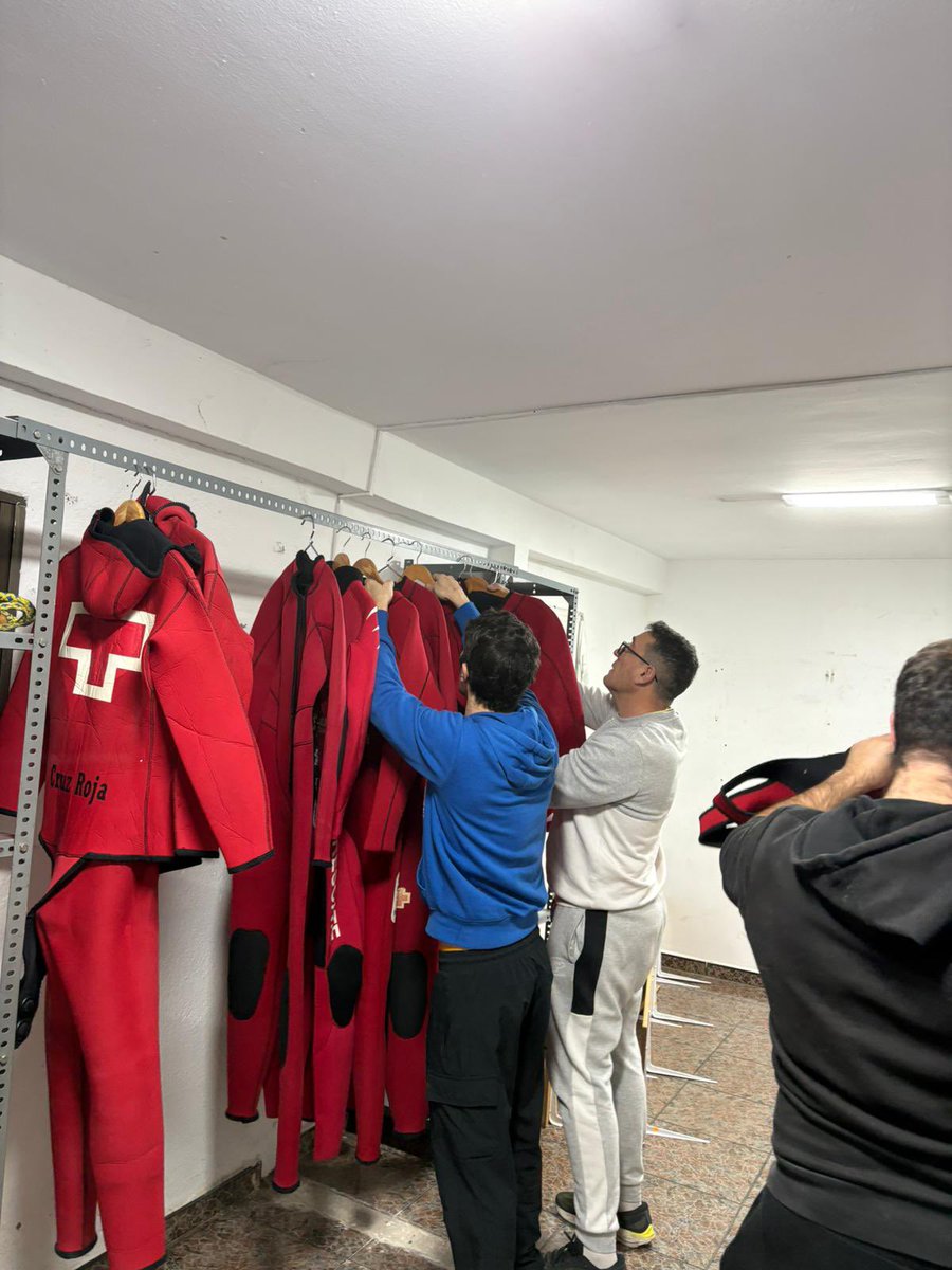 CruzRojaEX's tweet photo. Con las previsiones ante la #BorrascaLeonardo los Equipos de Búsqueda y Rescate de @CRE_Emergencias se preparan ante posibles intervenciones. Revisión, preparación y coordinación de equipos, como nuestros compañeros durante la tarde en Cáceres. https://t.co/bgUB3X1tON