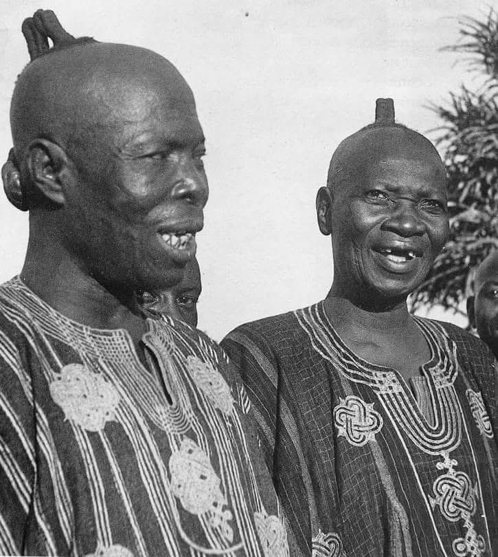 RealAdeshina's tweet image. THE STORY OF ADÉGBÖRÒ

In those days, ADEGBORO left Ibadan for Lagos in search of greener pasture. He chose to be carrying loads (Alabaru) on his head at Oyingbo market to earn a living.

Few years after, he bought a cart from his savings and this eased the pain of carrying loads