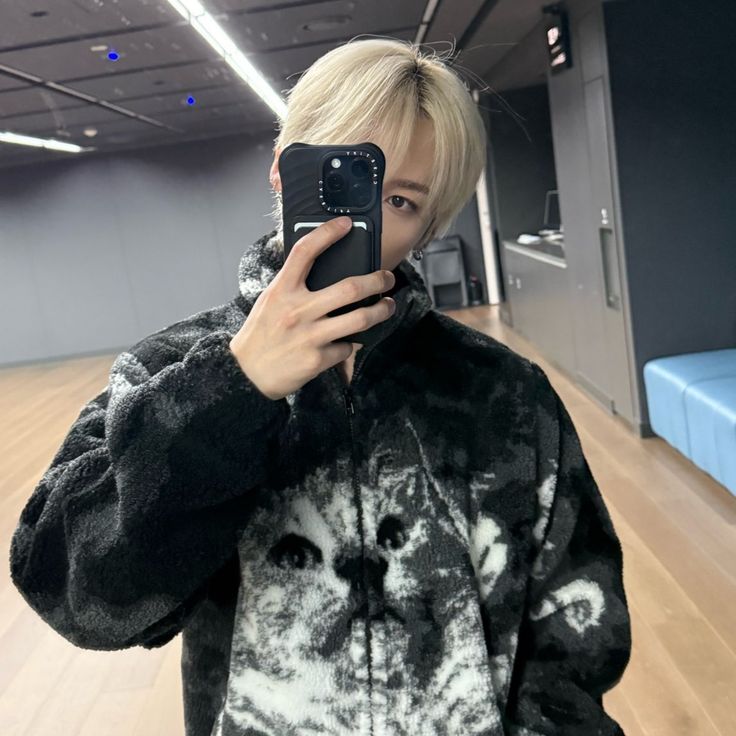 Bruwnyzita's tweet photo. #Misung AU - Limites Inquebráveis
Onde Minho e Jisung são rivais da faculdade. Minho sempre vence. Até que ele propõe uma aposta diferente: os dois vão se provocar sem limites. Quem demonstrar vergonha primeiro perde. O perdedor vira marionete do vencedor, sem limite. https://t.co/2EMyMYVDme
