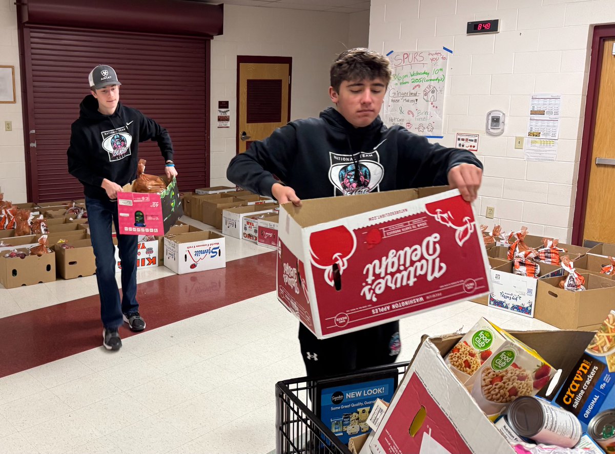 BeastsSports406's tweet photo. This past Holiday season, Beasts Sports took in a volunteering effort with the Kiwanis group from Hamilton Montana.  Together with parents and players (@BASouthwell , @BridgerHudd , @WLendak , & Eli Harden) we collectively handed out hundreds of prepared food selections to make area residents' Christmas season that much more festive.  Thanks to all the volunteers that make Ravalli County and the B'root Valley a wonderful place to call home.  @RavalliCountyMT @Kiwanis