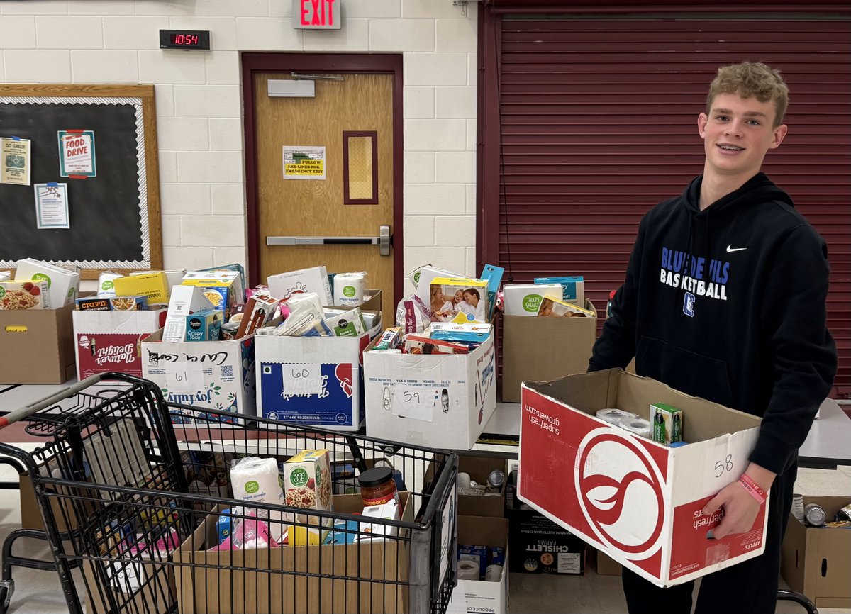 BeastsSports406's tweet photo. This past Holiday season, Beasts Sports took in a volunteering effort with the Kiwanis group from Hamilton Montana.  Together with parents and players (@BASouthwell , @BridgerHudd , @WLendak , & Eli Harden) we collectively handed out hundreds of prepared food selections to make area residents' Christmas season that much more festive.  Thanks to all the volunteers that make Ravalli County and the B'root Valley a wonderful place to call home.  @RavalliCountyMT @Kiwanis