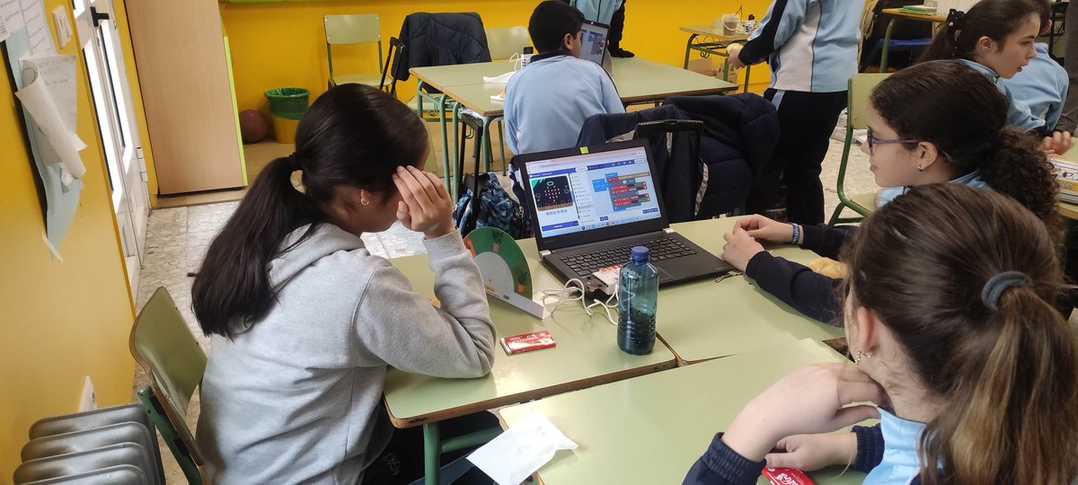 mazo_ATD's tweet photo. Alumnos del Colegio La Inmaculada de Leganés están creando con Microbit y Nezha un medidor de humedad para su huerto. Ya sabrán cuándo salta el riego automatico. Entusiasmados, no quieren ni comerse el bocadillo...  #CodigoEscuela4_0_Madrid https://t.co/2CMe3cDfA7