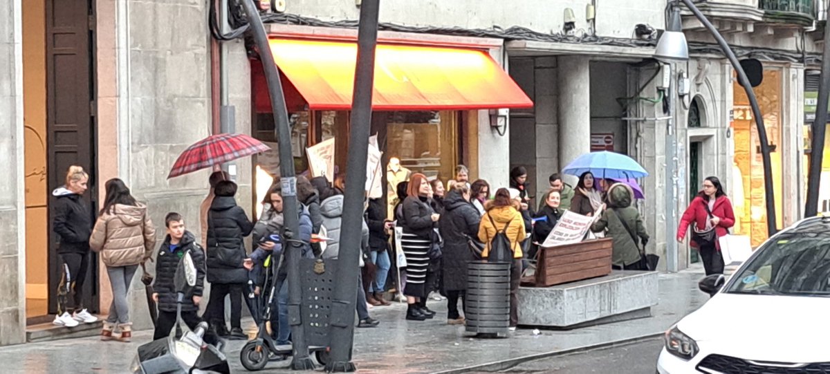 maruxinha3's tweet photo. Aquí temos as mulleres bravas de Textilonia de #Ourense reclamando un salario digno. Fan bolsos para CH e PG , coas súas mans,que valen moito máis que unha nómina que non chega ao salario mínimo  interprofesional. Forza e Digmidade para a clase obreira! https://t.co/n4EJsCnZxB