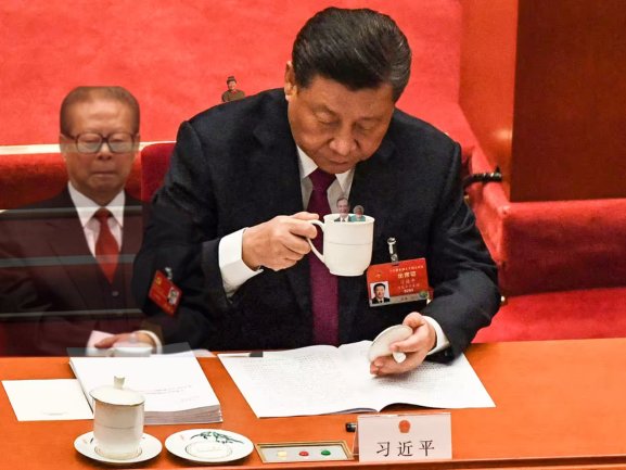 Aquí visitando a <a href="/XoiXiJinping/">Xi Jinping 🇨🇳 ᶠᵃᵏᵉ</a> con el cabreado de <a href="/XoiConfucio/">Xoi Confucio 🇨🇳</a> y el gorrión