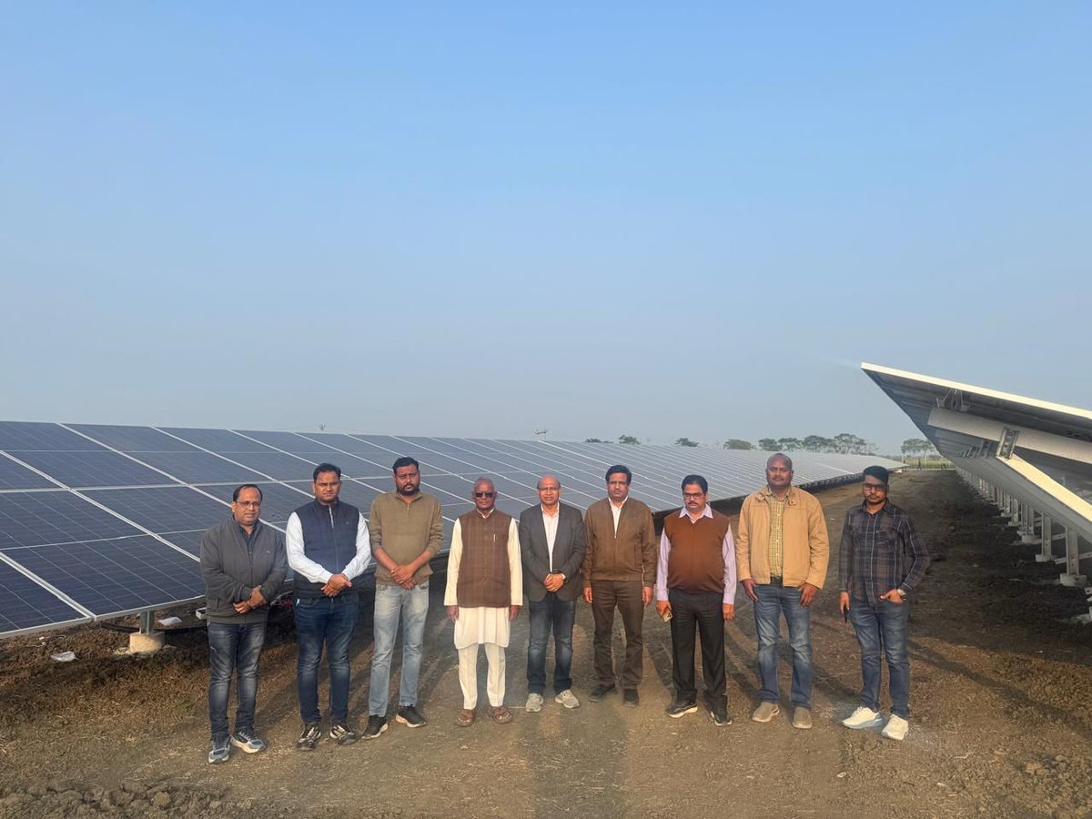 JVVNLCCare's tweet image. बारां सर्किल के अंताना 33/11 केवी सब-स्टेशन क्षेत्र में बुधवार को पीएम कुसुम योजना  के घटक A में 2 मेगावाट क्षमता का विकेन्द्रित सौर ऊर्जा संयंत्र स्थापित किया गया है। इस प्लांट से 326 किसानों को सिंचाई के लिए दिन में बिजली सुलभ हो सकेगी।
#PMKusum #EmpoweringFarmers